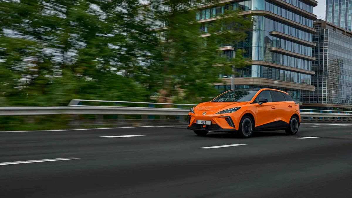 Abbildung zeigt MG4 Hybrid in der Farbe orange von vorne.