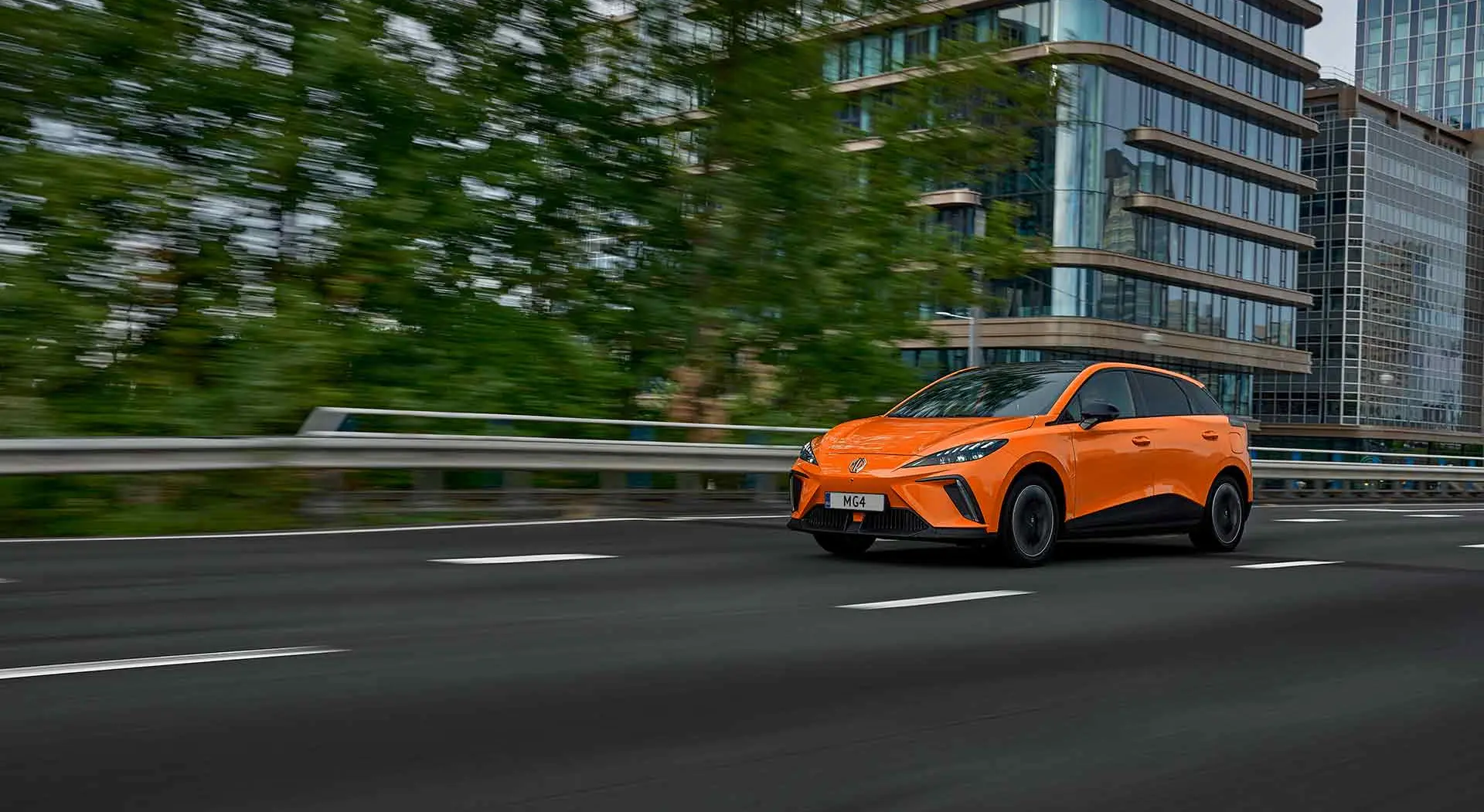 Abbildung zeigt MG4 Hybrid in der Farbe orange von vorne.