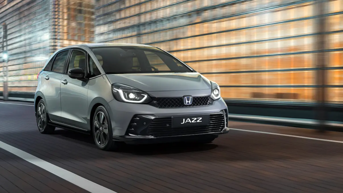 Abbildung zeigt Honda Jazz in der Farbe Grau von vorne.